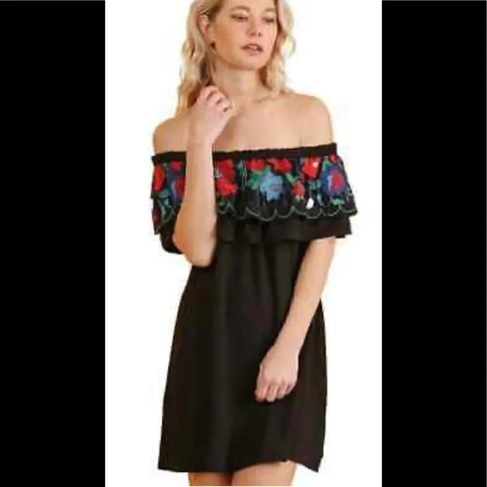 Umgee Floral Embroidered Off The Shoulder tunic sz small